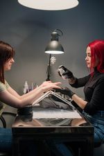 nail tech and client
